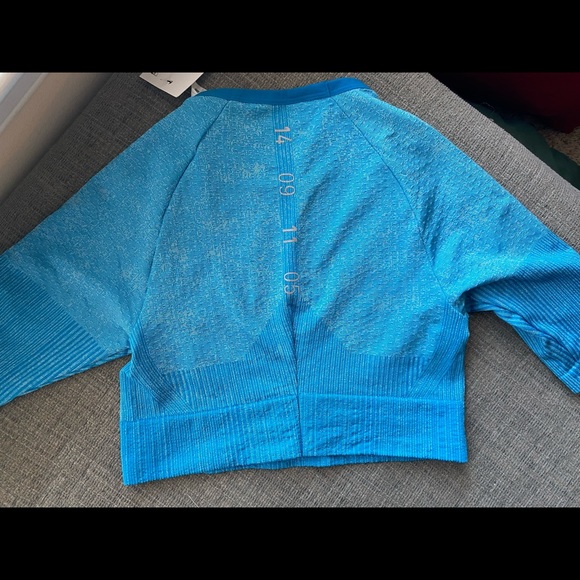 NWT- small nike performance top - Picture 2 of 5